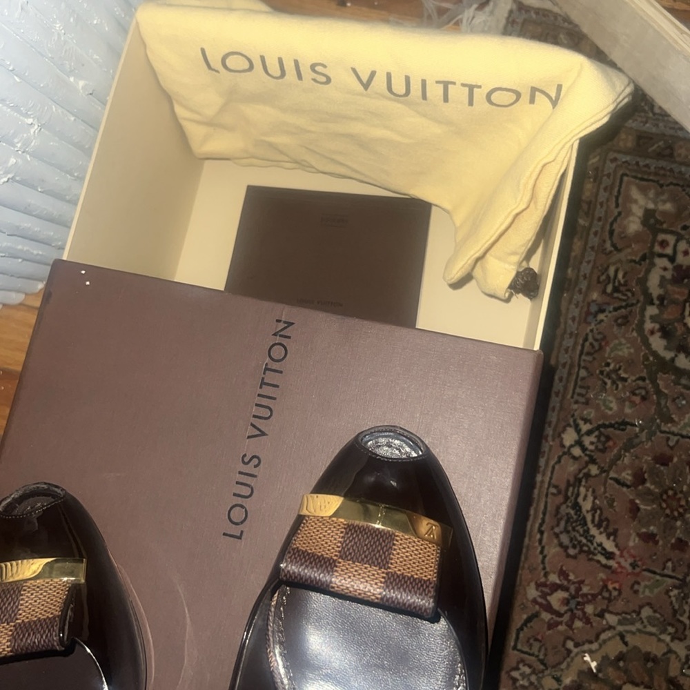 The brand-detailed gold-tone metal attached to the Damier Ebene canvas trim at - Picture 11 of 12